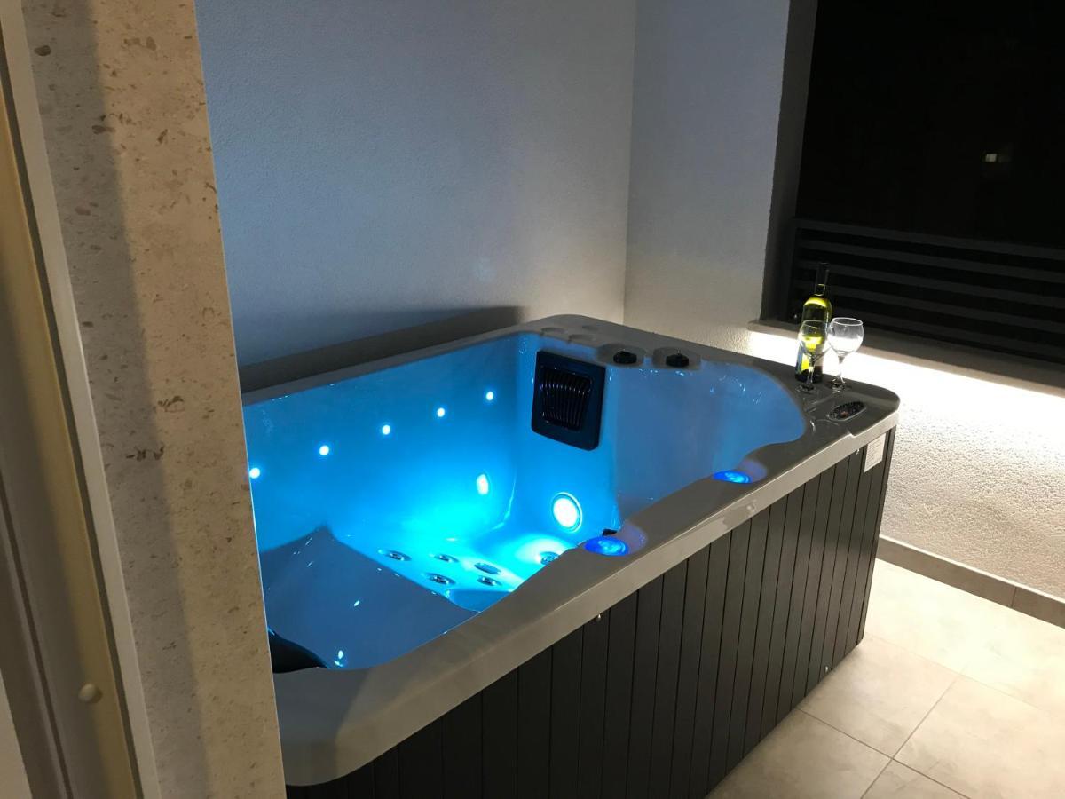 Apartments Tonkita With Jacuzzi Makarska Eksteriør billede
