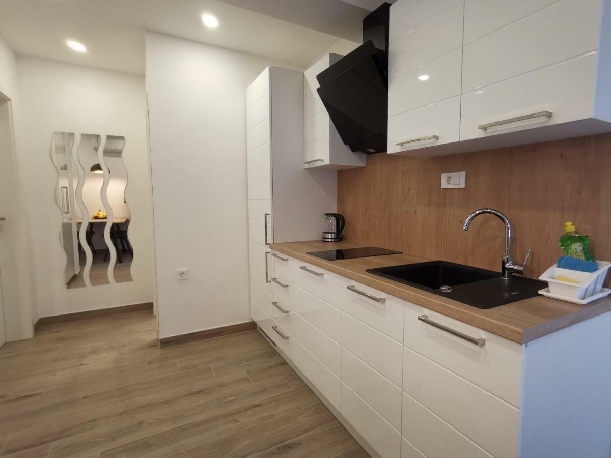 Apartments Tonkita With Jacuzzi Makarska Eksteriør billede